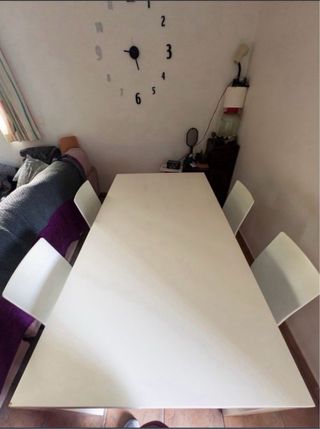 Mesa de comedor blanca con 4 sillas