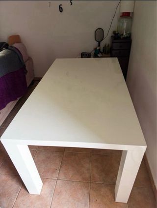 Mesa de comedor blanca con 4 sillas