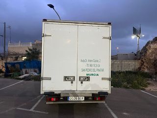 camion con caja fibra rueda gemelas pocos km