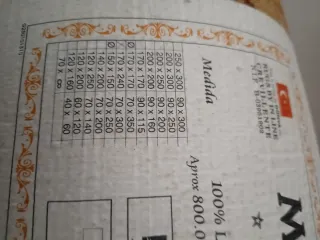 Alfombra de salón beige y marrón