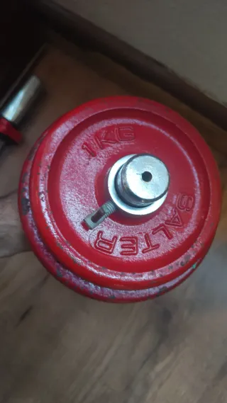 Mancuernas de gimnasio con discos rojos