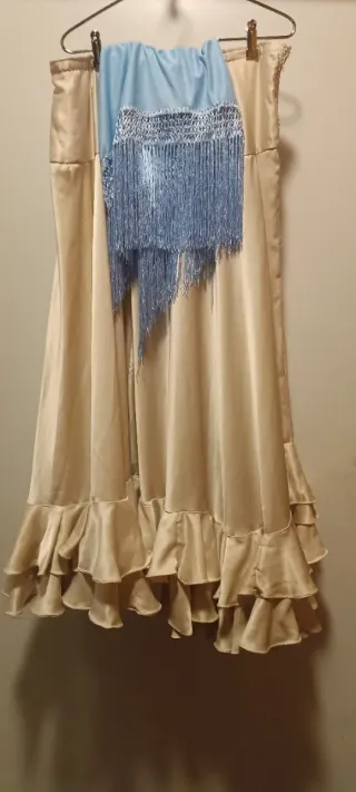 Falda flamenca beige , mantomcillo azul.