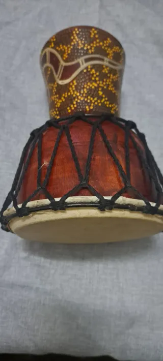 Tambor artesanal con diseño de serpiente