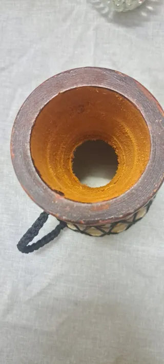 Tambor artesanal con diseño de serpiente