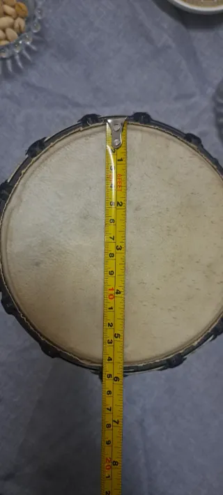 Tambor artesanal con diseño de serpiente