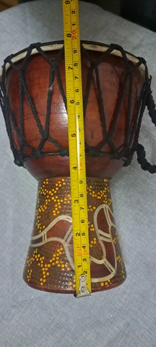 Tambor artesanal con diseño de serpiente