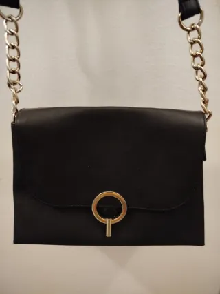 Bolso negro con detalles dorados