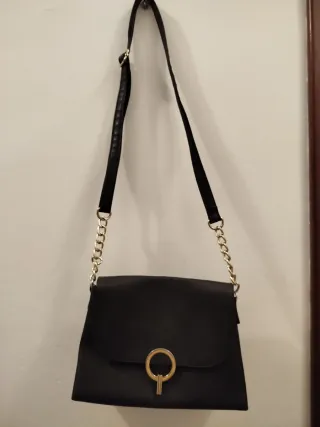 Bolso negro con detalles dorados