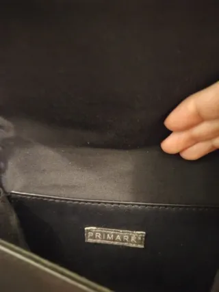 Bolso negro con detalles dorados