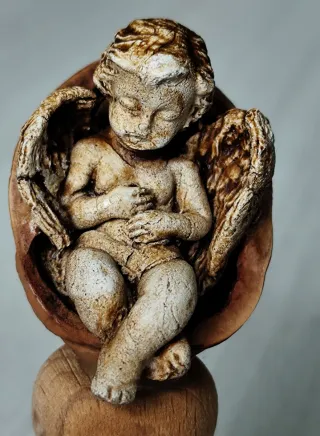 Angioletto nella noce. Vintage, cm 4x8.