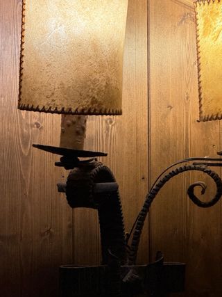 Aplique de hierro forjado con luz cálida