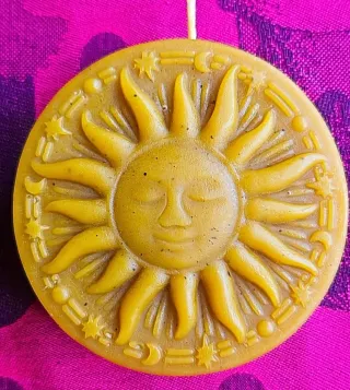 Candela a forma di sole in cera d'api