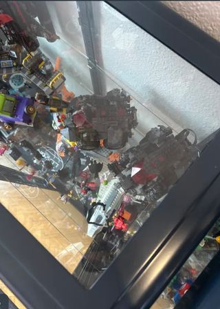 Vitrina expositora azul metálica y cristal