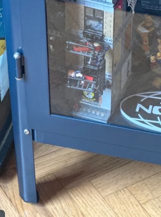 Vitrina expositora azul metálica y cristal