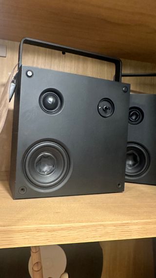 Vitrina expositora azul metálica y cristal