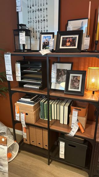 Vitrina expositora azul metálica y cristal