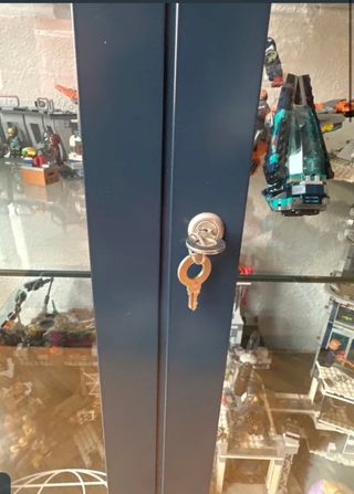 Vitrina expositora azul metálica y cristal