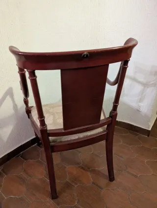 Elegante Sillón Estilo Neoclásico