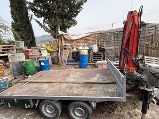 Remolque con grúa hidráulica