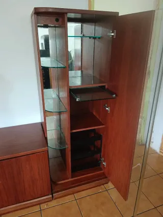 Mueble de salón madera y cristal