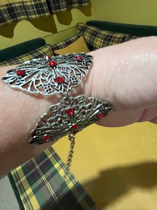 Pulsera plateada con piedras rojas