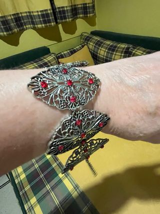 Pulsera plateada con piedras rojas