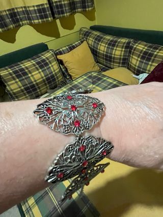 Pulsera plateada con piedras rojas