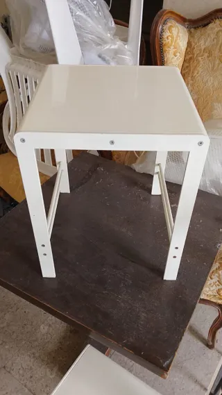 Sgabelli bianchi in metallo e legno