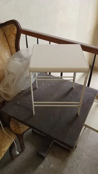 Sgabelli bianchi in metallo e legno