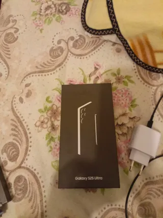 Samsung Galaxy S25 Ultra con cargador