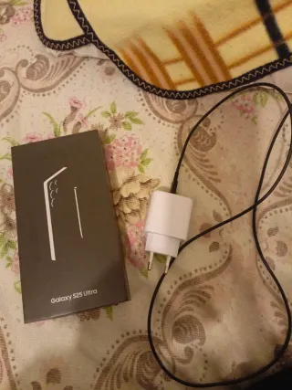 Samsung Galaxy S25 Ultra con cargador