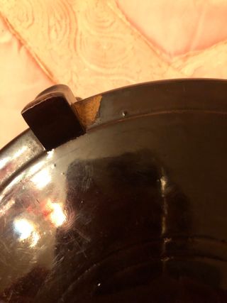 Base de jarrón de madera oscura