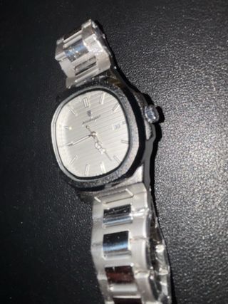 Reloj de pulsera plateado