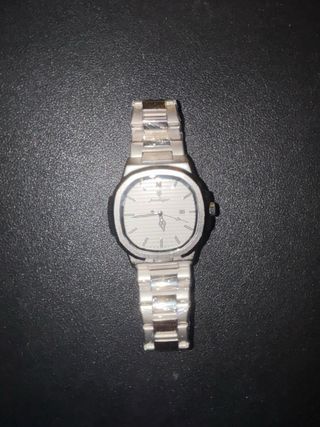 Reloj de pulsera plateado