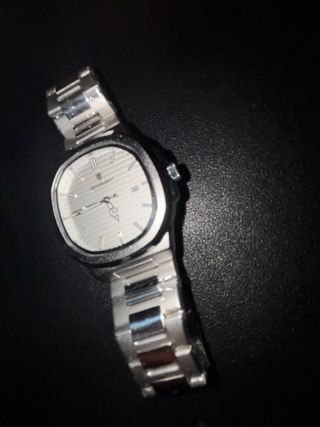 Reloj de pulsera plateado