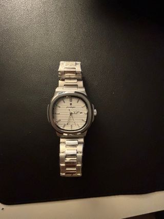 Reloj de pulsera plateado