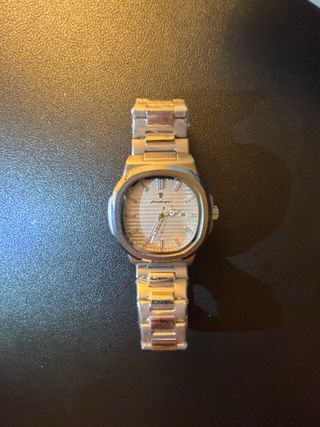 Reloj de pulsera plateado