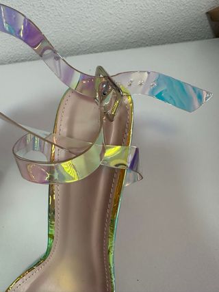 Sandalias de tacón transparentes y doradas