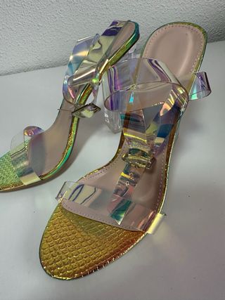 Sandalias de tacón transparentes y doradas