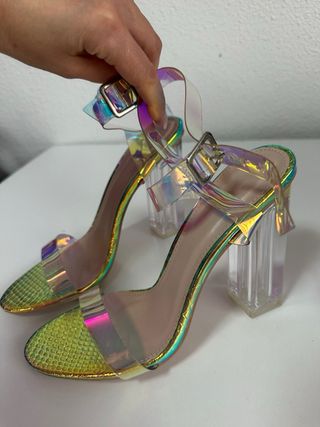 Sandalias de tacón transparentes y doradas