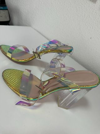 Sandalias de tacón transparentes y doradas
