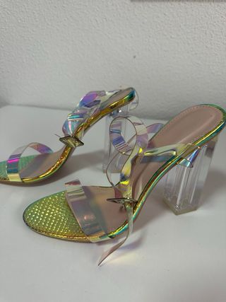 Sandalias de tacón transparentes y doradas