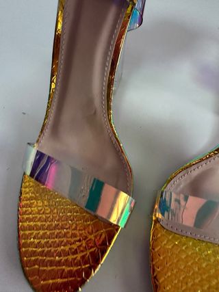 Sandalias de tacón transparentes y doradas