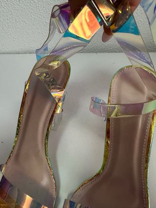 Sandalias de tacón transparentes y doradas