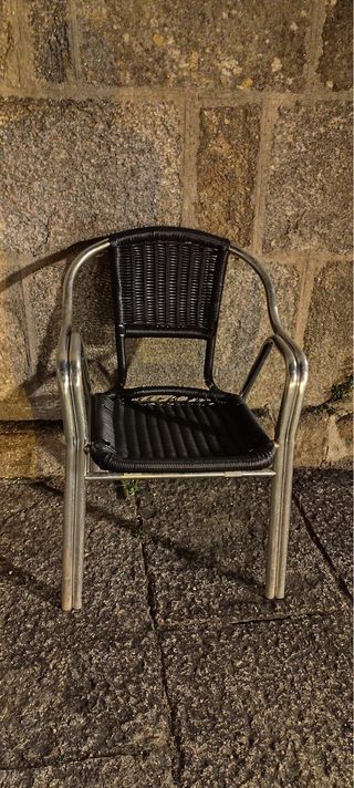 Sillas de terraza metálicas y mimbre