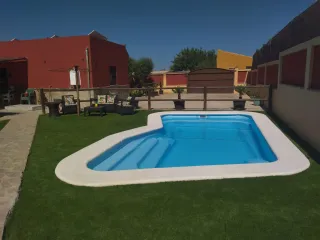 Piscina de poliéster azul y blanco
