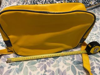 Mochila bandolera amarilla con dibujos