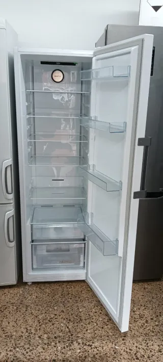NEVERA CON UNA PUERTA BEKO NO FROST ENERGÍA A+