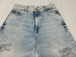 Pantalón vaquero ancho deshilachado.