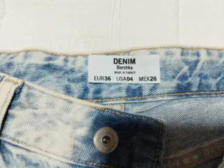 Pantalón vaquero ancho deshilachado.